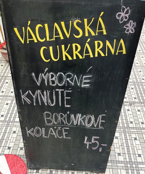 Tabule před Svatováclavskou cukrárnou s nabídkou dne