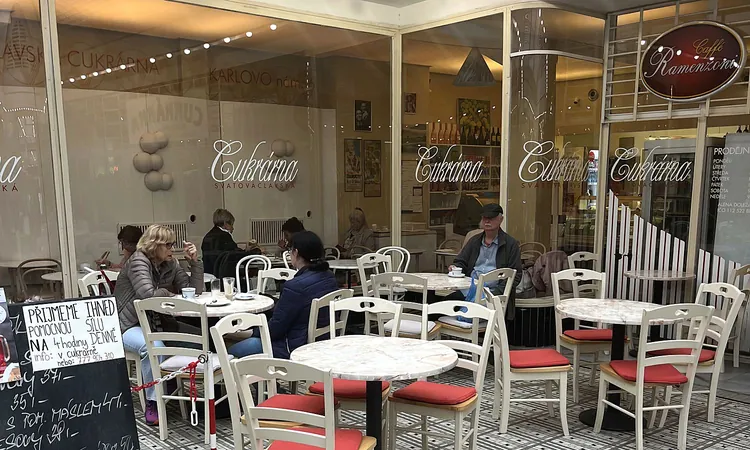 Posezení před Svatováclavskou cukrárnou na Karlově náměstí
